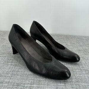 Stuart Weitzman‎ Black Leather Pumps Size 8.5 Round Toe Career Office